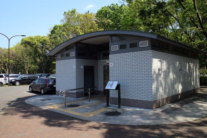 砧公園駐車場のトイレ