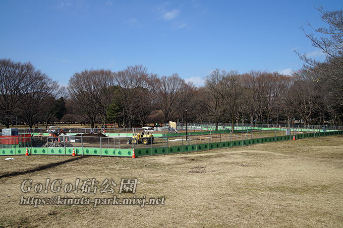 砧公園アスレチック広場内工事の様子